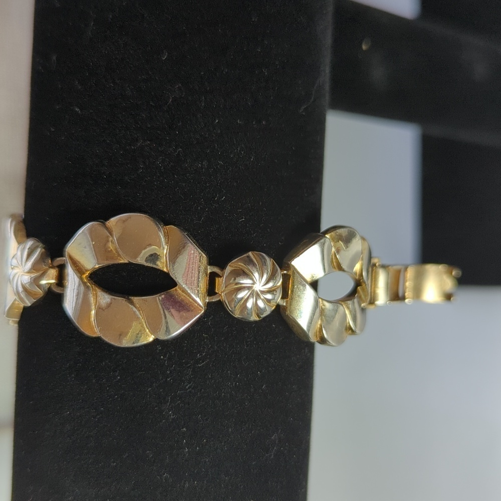 Vintage Bracelet Gold tone Bar Clasp unsigned  7" swirl open design